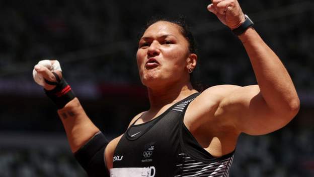 Valerie Adams makes history with fourth shot put medal